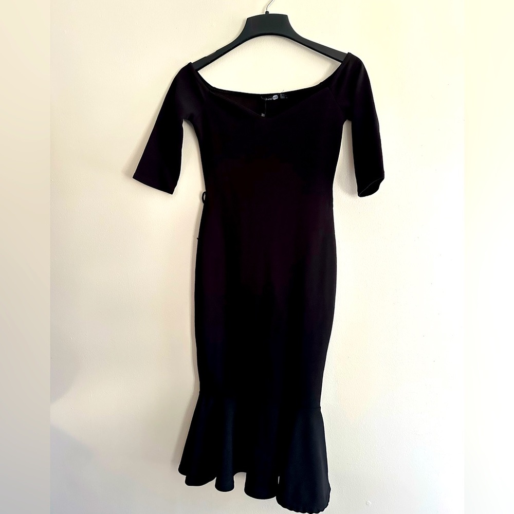 BOOHOO black Melissa sweetheart neck flute hem midi NWT